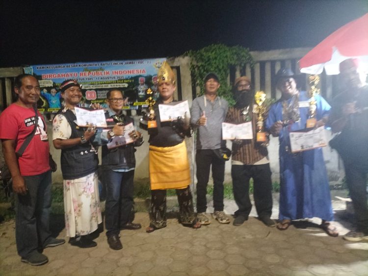Foto Bersama Para Pemenang Kontes Gilo Batu di Pelataran Kuburan China Jambi, Sabtu (16/8/2025). foto : gmsmedia.co.id
