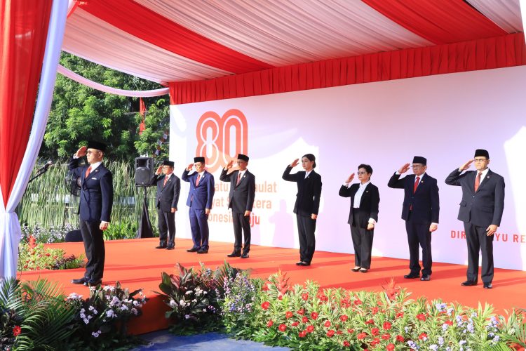 Ketua Dewan Komisioner Otoritas Jasa Keuangan (OJK) Mahendra Siregar menjadi inspektur upacara peringatan Hari Ulang Tahun (HUT) ke-80 Kemerdekaan Republik Indonesia yang digelar OJK di Lapangan Banteng, Jakarta, Minggu (17/8/2025).foto : ojk