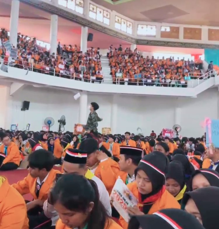 Aksi Mahasiswa Warnai pada acara PKKMB UNJA, mereka menolak PT SAS. foto : istimewa