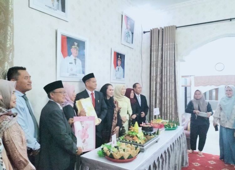 Wakil Bupati Sarolangun, Gerry Trisatwika mendapat ucapan selamat dari keluarga dan staf di rumah dinas, Jumat (15/8/2025). Foto : gmsmedia.co.id