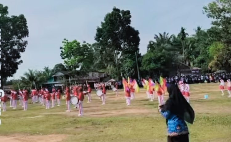 Drumband MTSN 7 Saat Tampil Sebelum Membubarkan Diri karena tak dianggap. foto : istimewa