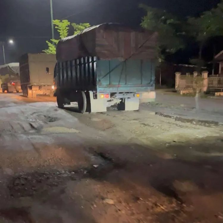Warga Keluhkan Truk Batu Bara Melintas di Luar Jam Operasional