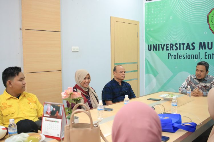 Pimpinan Wilayah Ikatan Pelajar Muhammadiyah (IPM) Provinsi Jambi memberikan apresiasi kepada Rektor Universitas Muhammadiyah (UM) Jambi, Hendra Kurniawan, S.Si., M.Si. foto : UMJambi