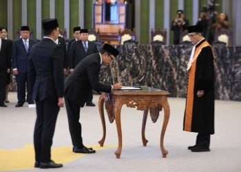 Deputi Gubernur Bank Indonesia, Juda Agung, resmi dilantik sebagai Anggota Dewan Komisioner Otoritas Jasa Keuangan (OJK) Ex-officio dari Bank Indonesia.foto: OJK