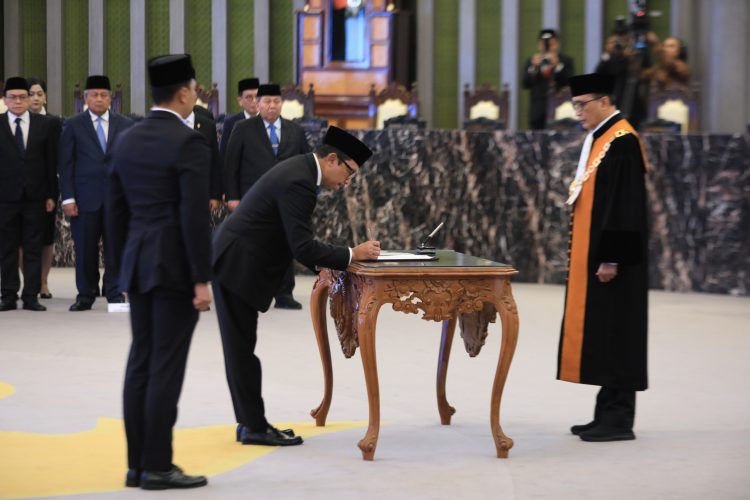 Deputi Gubernur Bank Indonesia, Juda Agung, resmi dilantik sebagai Anggota Dewan Komisioner Otoritas Jasa Keuangan (OJK) Ex-officio dari Bank Indonesia.foto: OJK