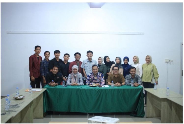 Rektor Universitas Muhammadiyah Jambi (UM Jambi), Hendra Kurniawan, S.E., M.Si., menggelar diskusi bersama mahasiswa peserta Kuliah Kerja Nyata Muhammadiyah-Aisyiyah (KKN-MAs). foto : UMJ