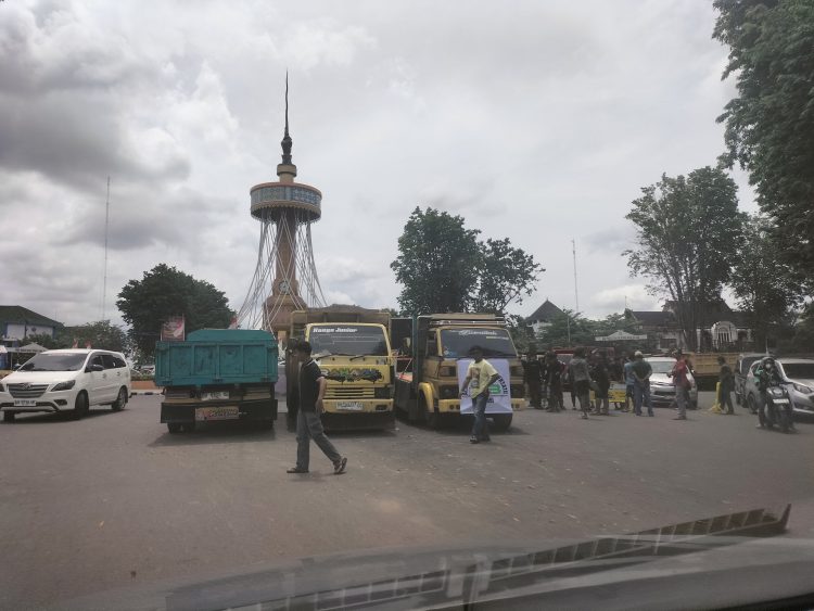 Aksi Sopir Angkutan Truk Melakukan Demontrasi di Kantor DPRD Kota Jambi dan Walikota Jambi. foto : gmsmedia.co.id