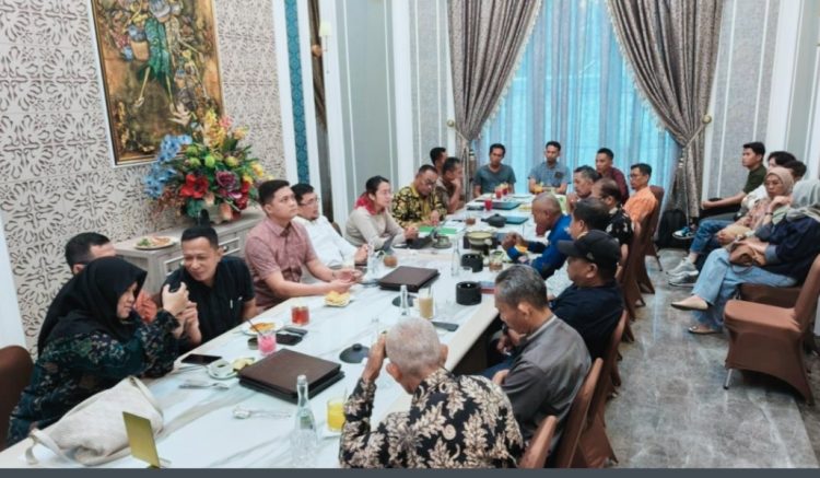 Pertemuan Ketua dan Waka I DPRD Provinsi Jambi bersama PT SAS dan Warga di Ghudas Village, Kota Jambi, Kamis (2/10/2025).